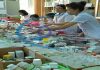 Lấy mẫu mỹ phẩm để kiểm tra chất lượng